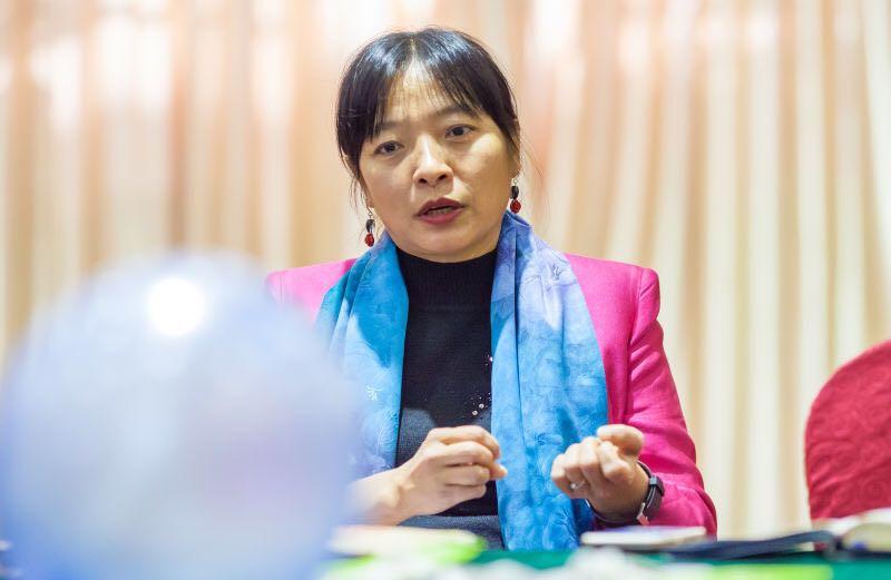 Yiwen Caroline Chen Huang gives a lecture in Hangzhou