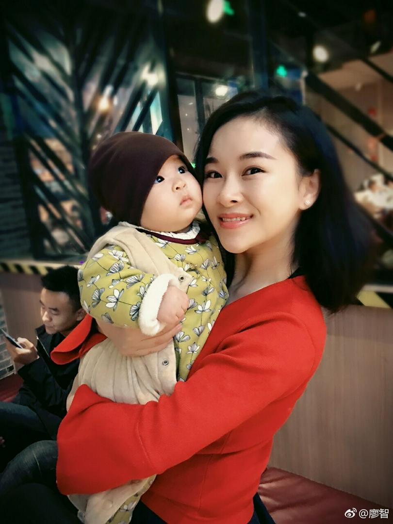 Liao Zhi and her new born daughter