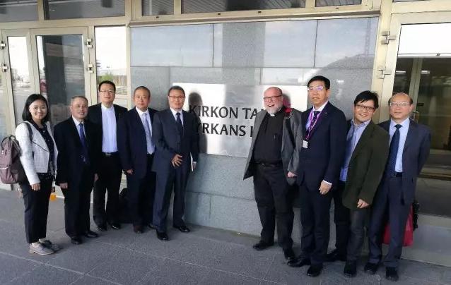 Group photo: the Chinese delegation and a member from the German church