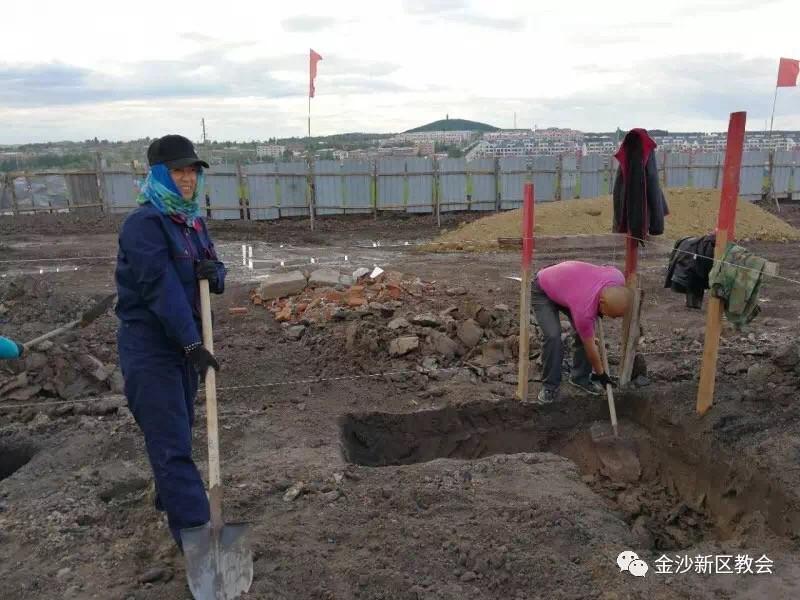 Rev. Qin Shuping dug the foundation with the congregation 
