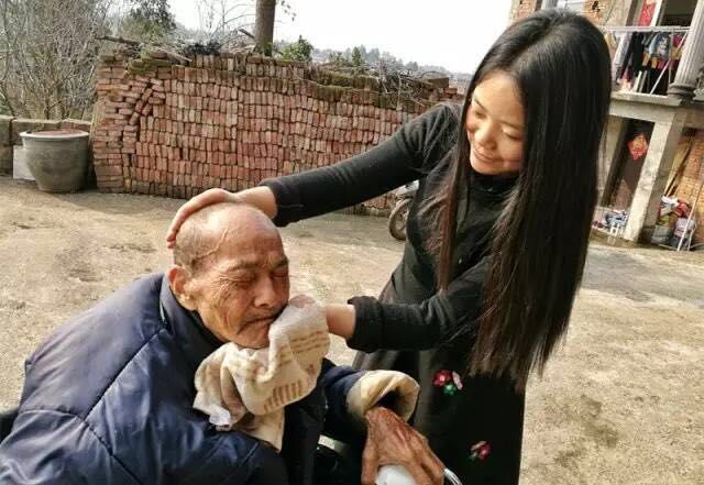 Zheng Meilan wiped the face of her father.