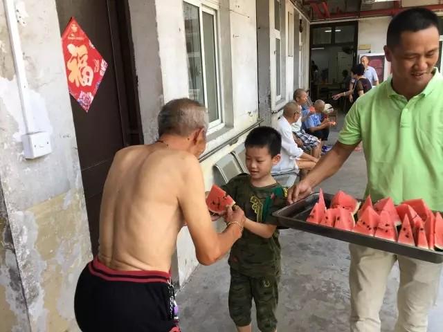 The Jiami Fellowship of Songmen Church visited a nursing home.