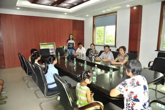 The team communicated with four poor students in Qiandeng Community.