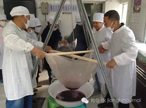 Urumqi Mingde Church produced grape juice.