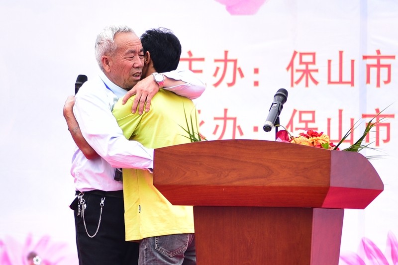 Brother Zhao (left) hugged with Rev. Xu Chengyun after giving his testimony. 