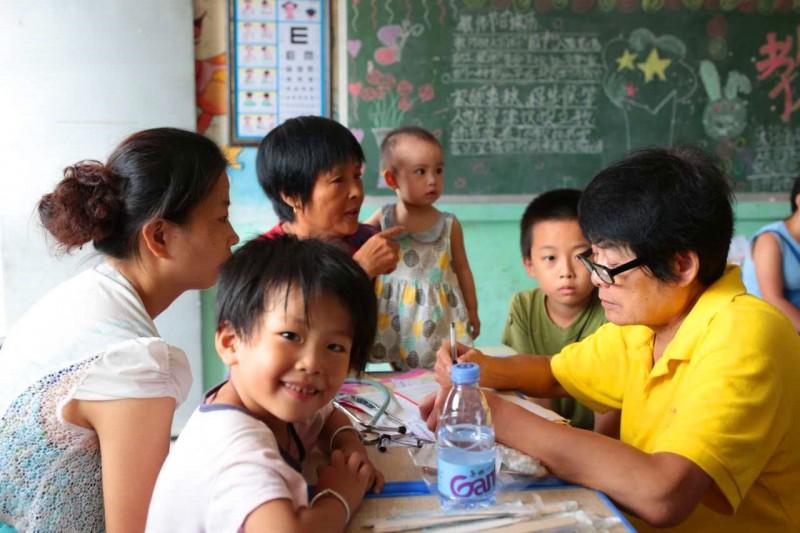 The volunteer medical team of Quanzhou offered a free clinic.