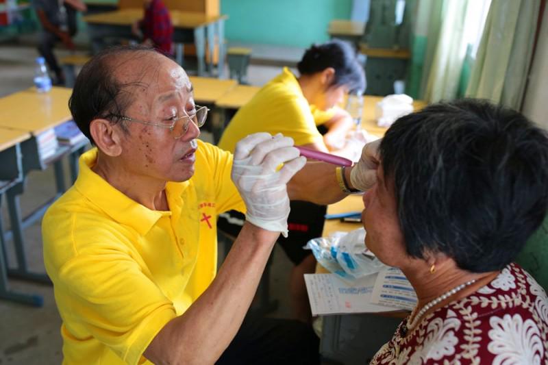 The volunteer medical team of Quanzhou offered a free clinic.