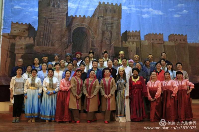 Group photo: the whole cast of "Esther" and pastors of Gansu