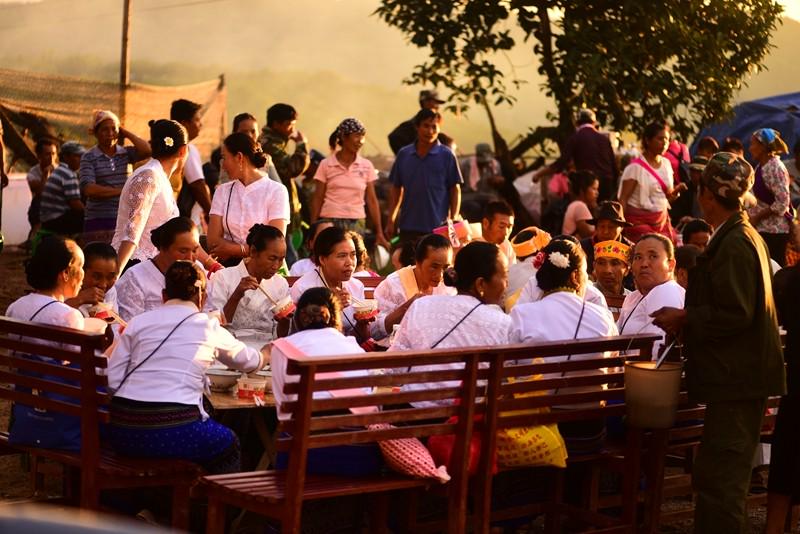 "Love feast": some Dai people ate supper on Thanksgiving.