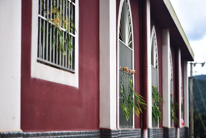 Scallions and gingers were hung at the windows on two sides of Banli Church.