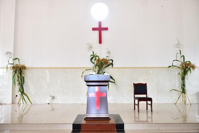 Maize branches were placed around the pulpit of Banli Church.