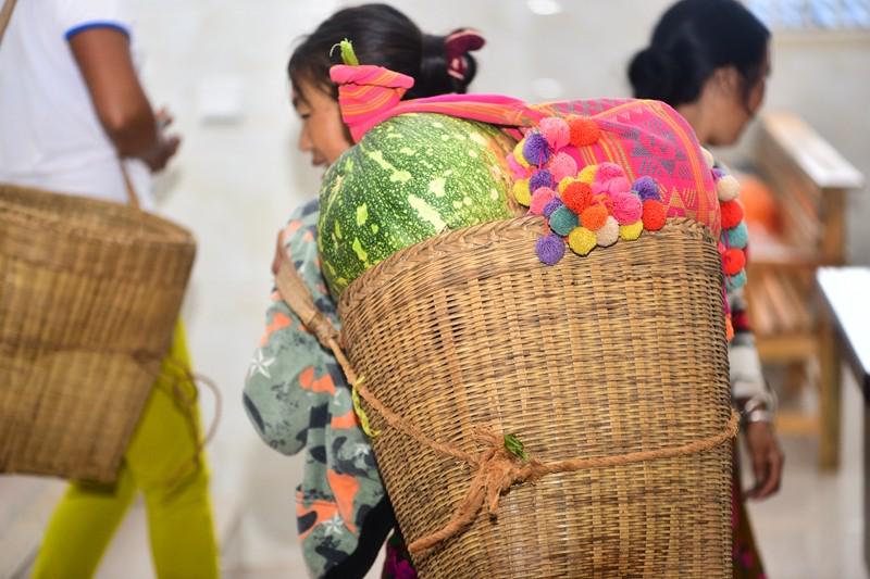 A woman carried her firstfruits to Banli Church.
