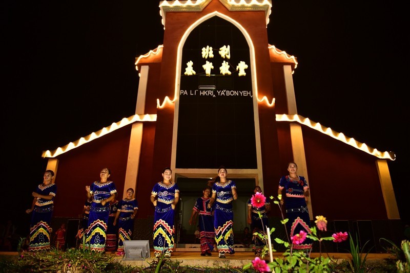 Singing and dancing, the Laku Christian give their thanks to God until the night. They celebrate thanksgiving from day to night.