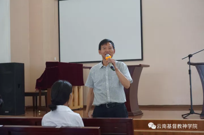 Rev. Luo Deshun gave a speech in the opening ceremony of the seminary's second correspondence program.