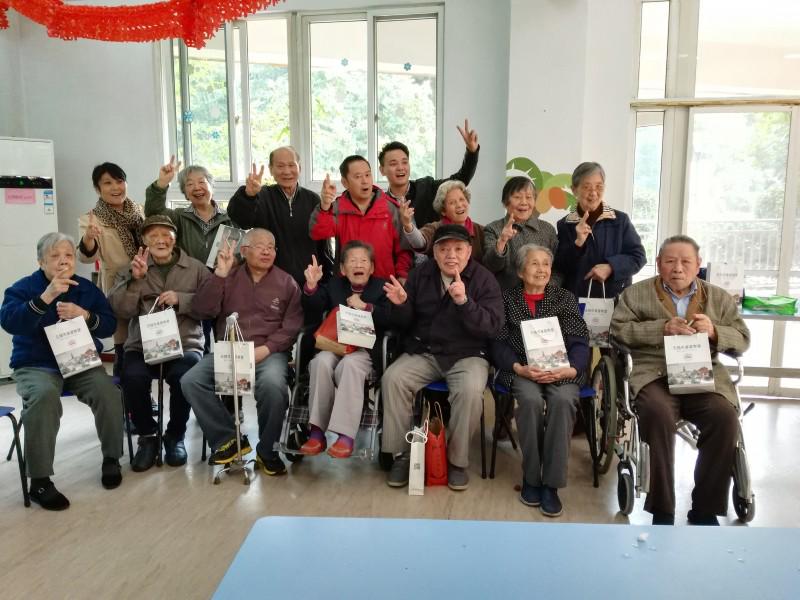 On October 27, 2017, a four-person group of Wuxi Church visited seniors in a local nursing home.