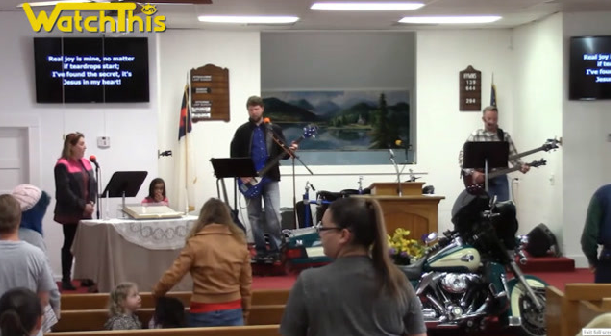 Screenshot: the families of victims killed in the Texas Church Shooting prayed with tears.