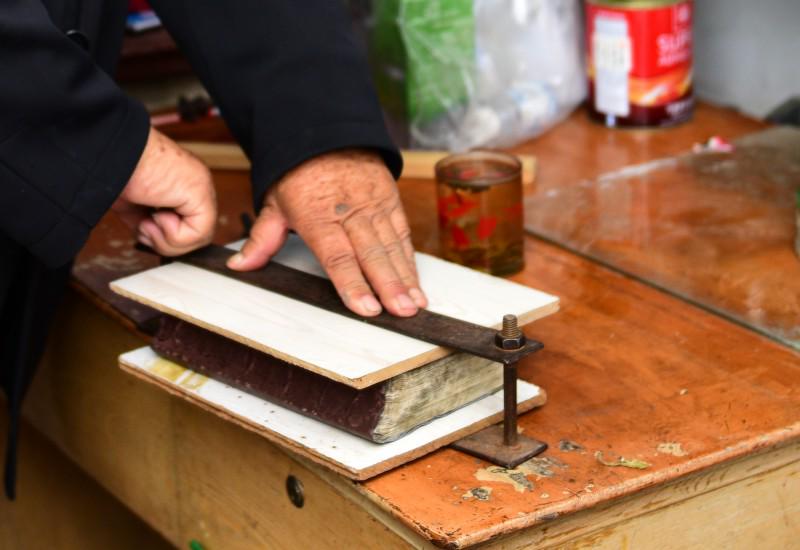 Elder Xu showed how to repair the Bible.