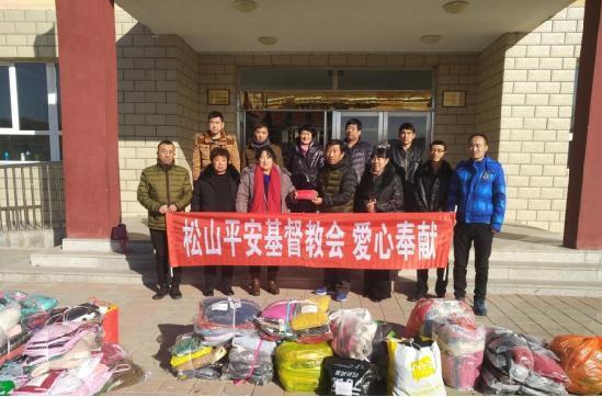 Group photo: over ten people from Chifeng CCC&TSPM of Inner Mongolia and Chifeng Ping’an Church gave free clothes to left-behind in Dafuying Elementary School on Nov. 29, 2017.