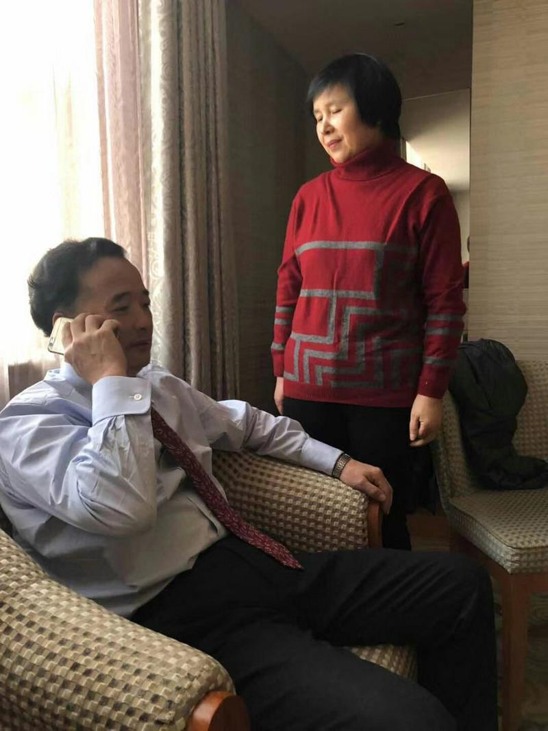Gu Yuese made a call at his home.