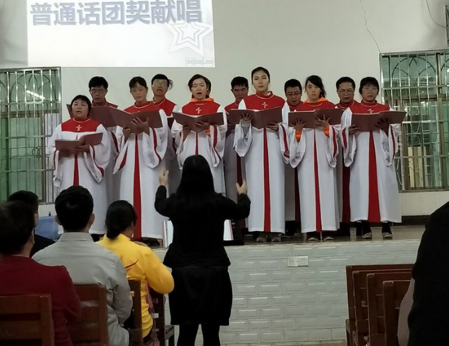 The choir of Xinshi Church sang hymns.