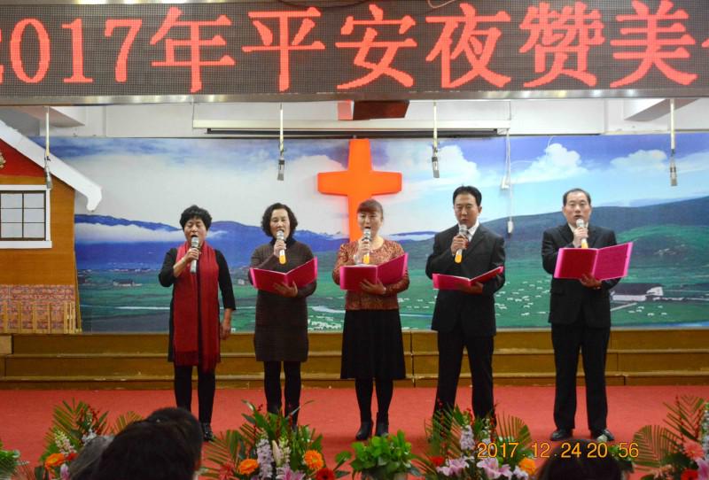 Liaoning Lvhuajie Church:five believers read poems.