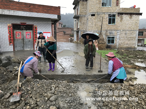 The team of CCC&TSPM investigated the progress of a sewage ditch project.
