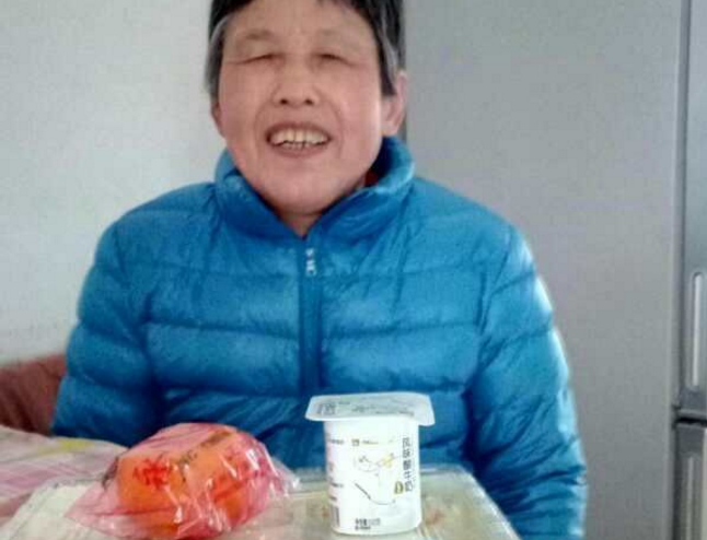 An elderly believer felt happy after receiving a free lunch from one of the church volunteers on Jan. 7, 2018.