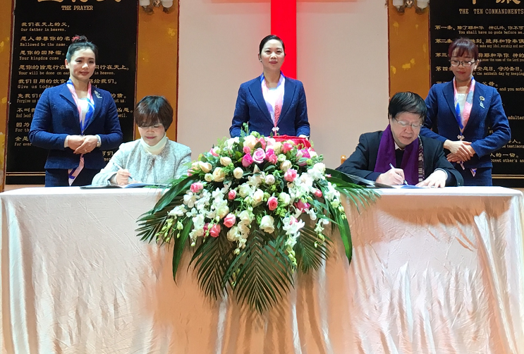 Rev. Liao Xiaoqin, chairman of the Luzhou TSPM, signed a cooperation contract of the Rose Fund with Qiu Zhonghui, general secretary of the Amity Foundation, Jan. 27, 2018.