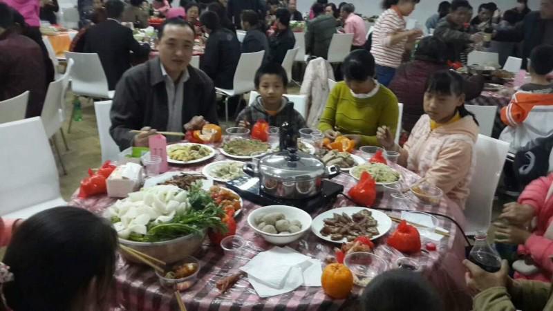 A family was invited to have the new year's eve dinner in a round table in Beimen Church.