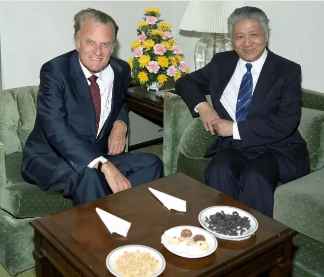Billy Graham was received by Bishop Ding Guangxun (Bishop K.H.Ting), president and chairman emeritus of CCC&TSPM, in 1988.