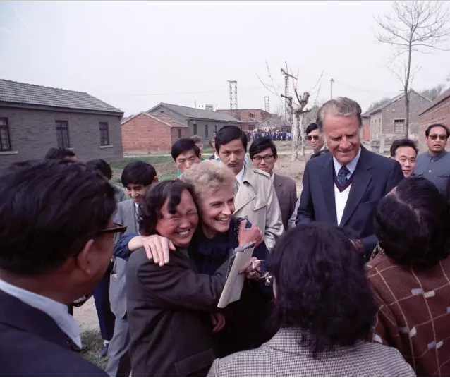 In 1988, Ruth Bell Graham met her childhood friend in Huai'an where she was born to the Bells.
