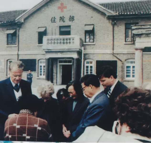 Billy and Ruth Graham prayed with Huai'an believers, 1988.