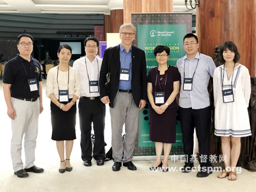 The Chinese delegation and Rev. Dr Olav Fykse Tveit 