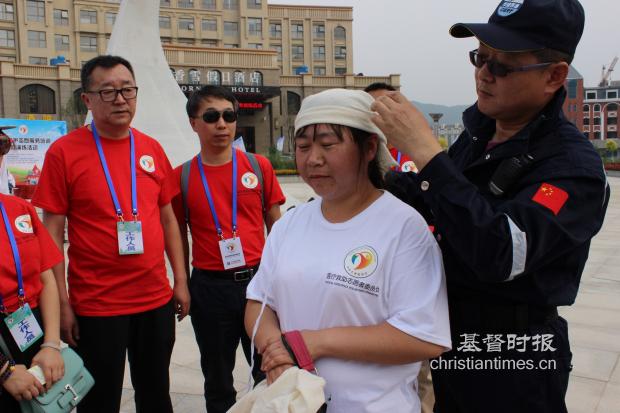 The Medical Assistance Volunteer Committee of China Volunteer Association launched a training on how to bind up wounds.