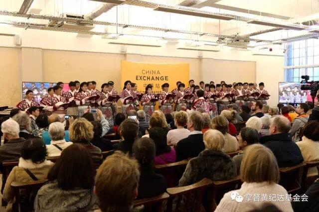 The Xiaoshuijing Miao Farmers' Choir gave a performance in the Chinese Cultural Center at London.
