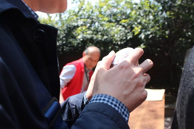 A believer received an Easter egg after the service in Shanghai Moore Memorial Church.