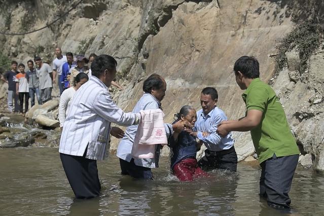 Yizu Church held a baptism in the river on April 1, 2018.
