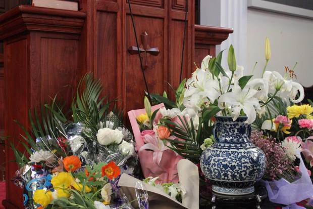 Believers brought bouquets to remember the deceased ones.