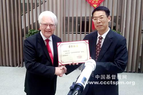 Jiang Qinghai, vice mayor of Ankang, issued of the "honorary citizen" certifacte to Rev. Johan Tidemann Johansen on March 29, 2018.