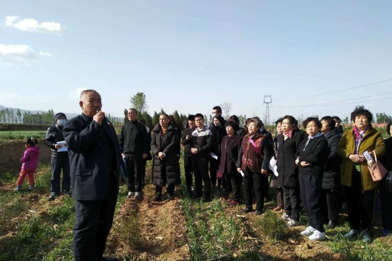 The great great grandson of Xi Shengmo (middle) attended the memorial service for Xi.