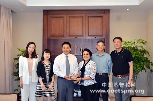 Mrs. Gunya Na Thlang (third on the right) received a gift from CCC&TSPM on May 10, 2018. 