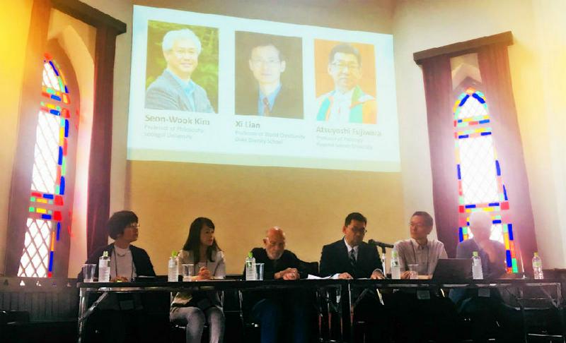 The speakers including Dr. Stanley Hauerwas discussed with participants.