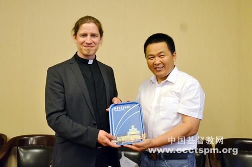 Mr Antti ArmasSiukonen exchanged gifts with Rev. Shan Weixiang on June 11, 2018.