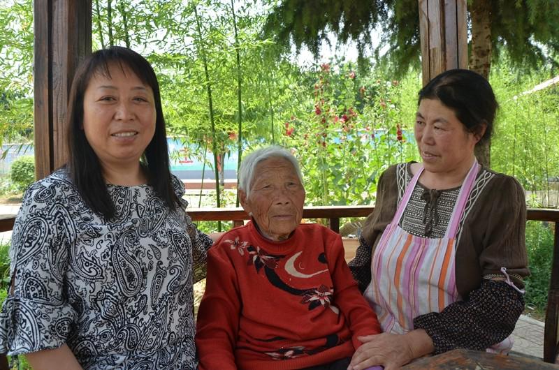 President Wang Haihong (left) and Wang Cuixia stayed with an elderly resident.