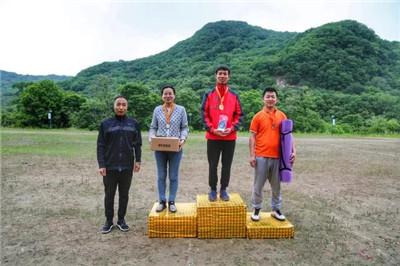 The representatives of the top three in the sports meeting 