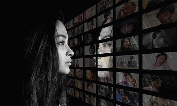 A girl sees herself.