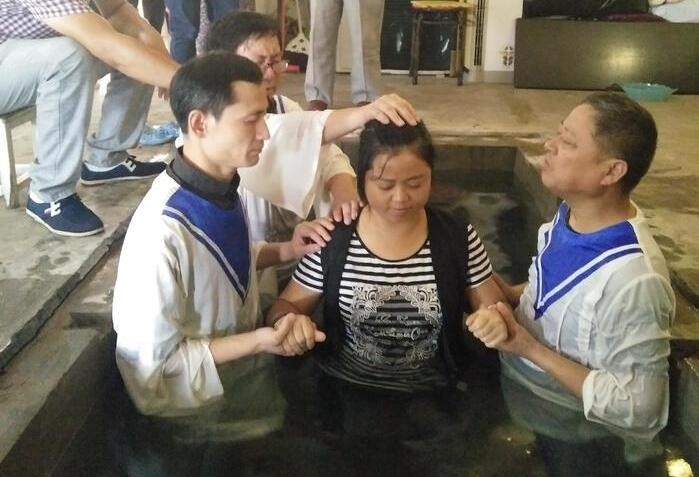 On July 28, 2018, the Gospel Church in Lin’an District held its annual summer baptism service.