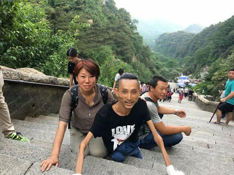 Meng Mian and Zhang Wei climbed Mount Hua on July 15, 2018.