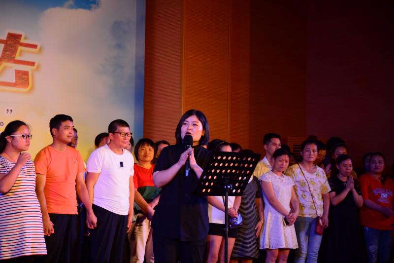 Pastor Hao Xiaoli led the calling part in the music evangelistic meeting held in Wuxi International Church on Aug 3, 2018.