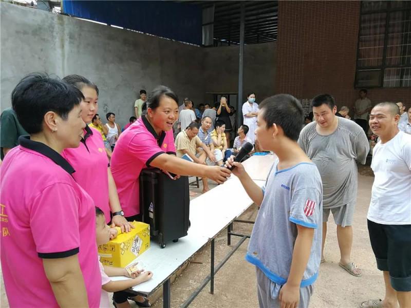 the Lengshuitan Christian volunteer team talked with a disabled man.